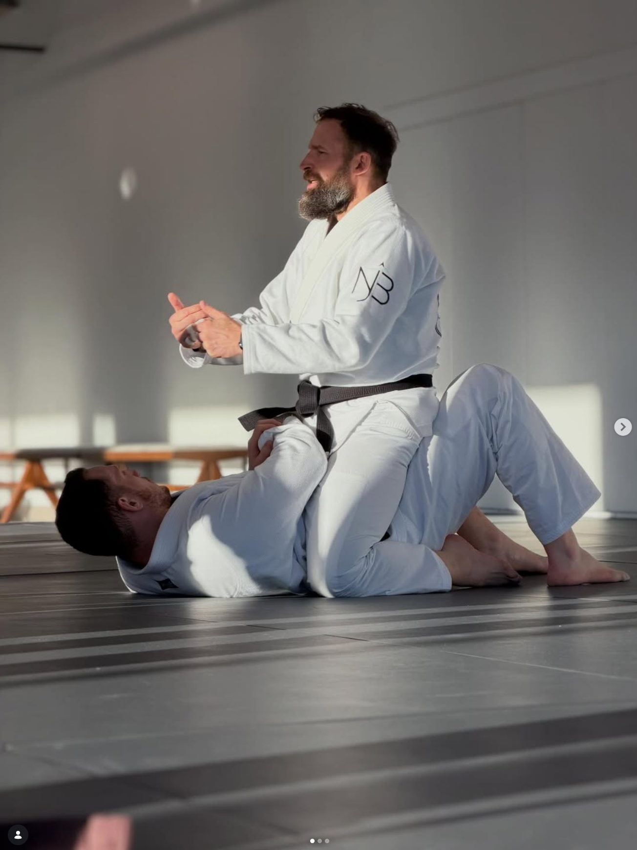 Une technique de jiu-jitsu expliquée sur les tatamis, à la lumière naturelle